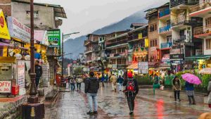 Mall_Road,_Manali (1)